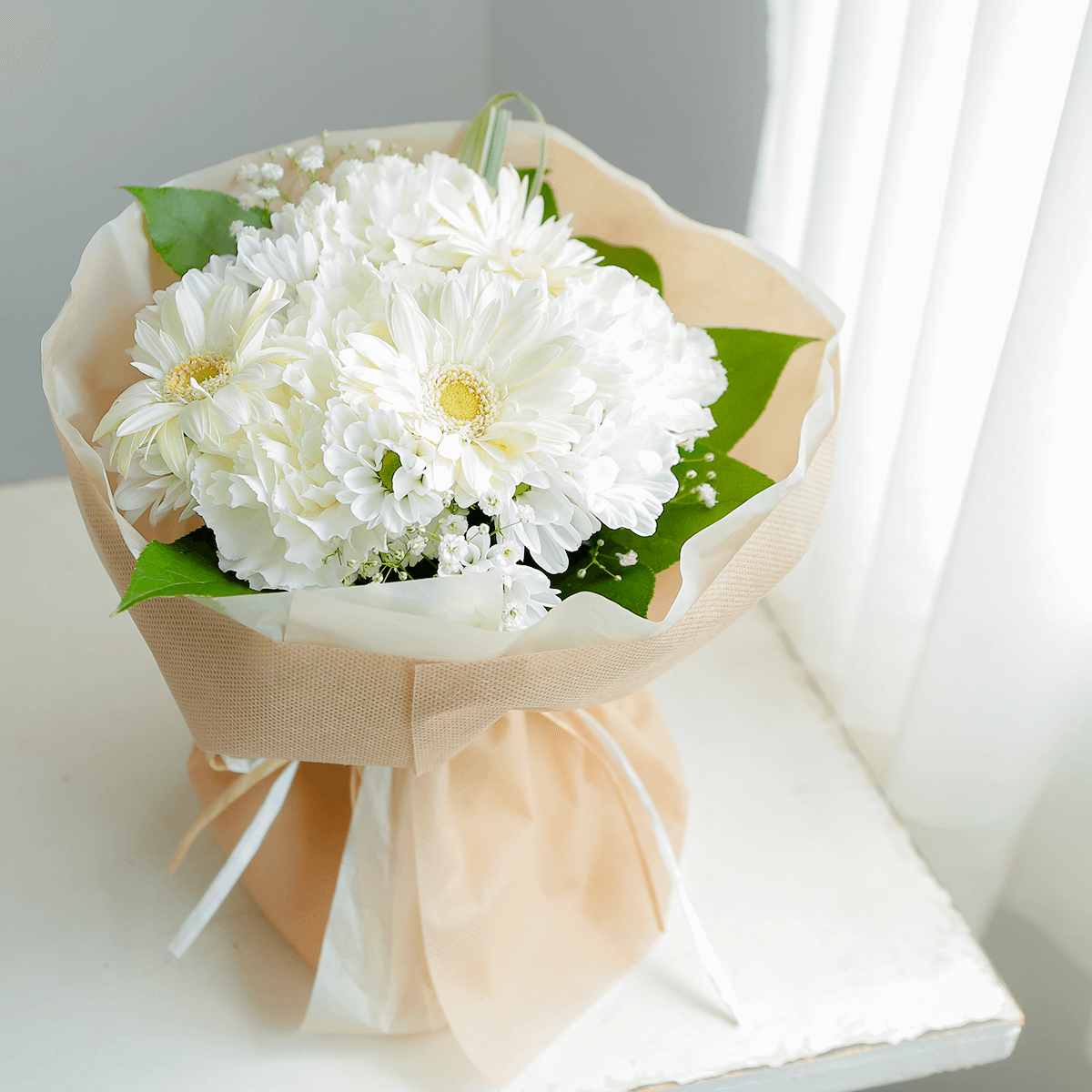 【お供え花・仏花】花瓶要らずでそのまま飾れる花束｜スタンドブーケ「セレモニーホワイト」。ペットのお供えのお花にもオススメ。花屋の通販｜大阪の花屋01