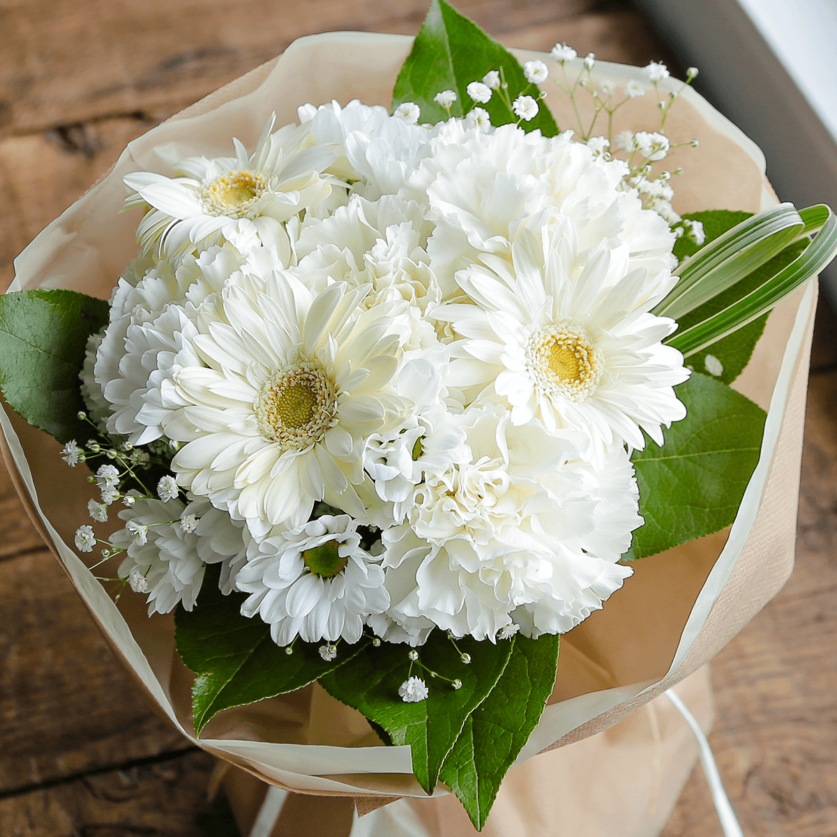 【お供え花・仏花】花瓶要らずでそのまま飾れる花束｜スタンドブーケ「セレモニーホワイト」。ペットのお供えのお花にもオススメ。花屋の通販｜大阪の花屋02