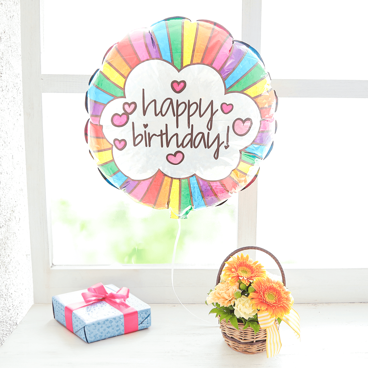 誕生日用バルーンとオレンジ色のお花のセット