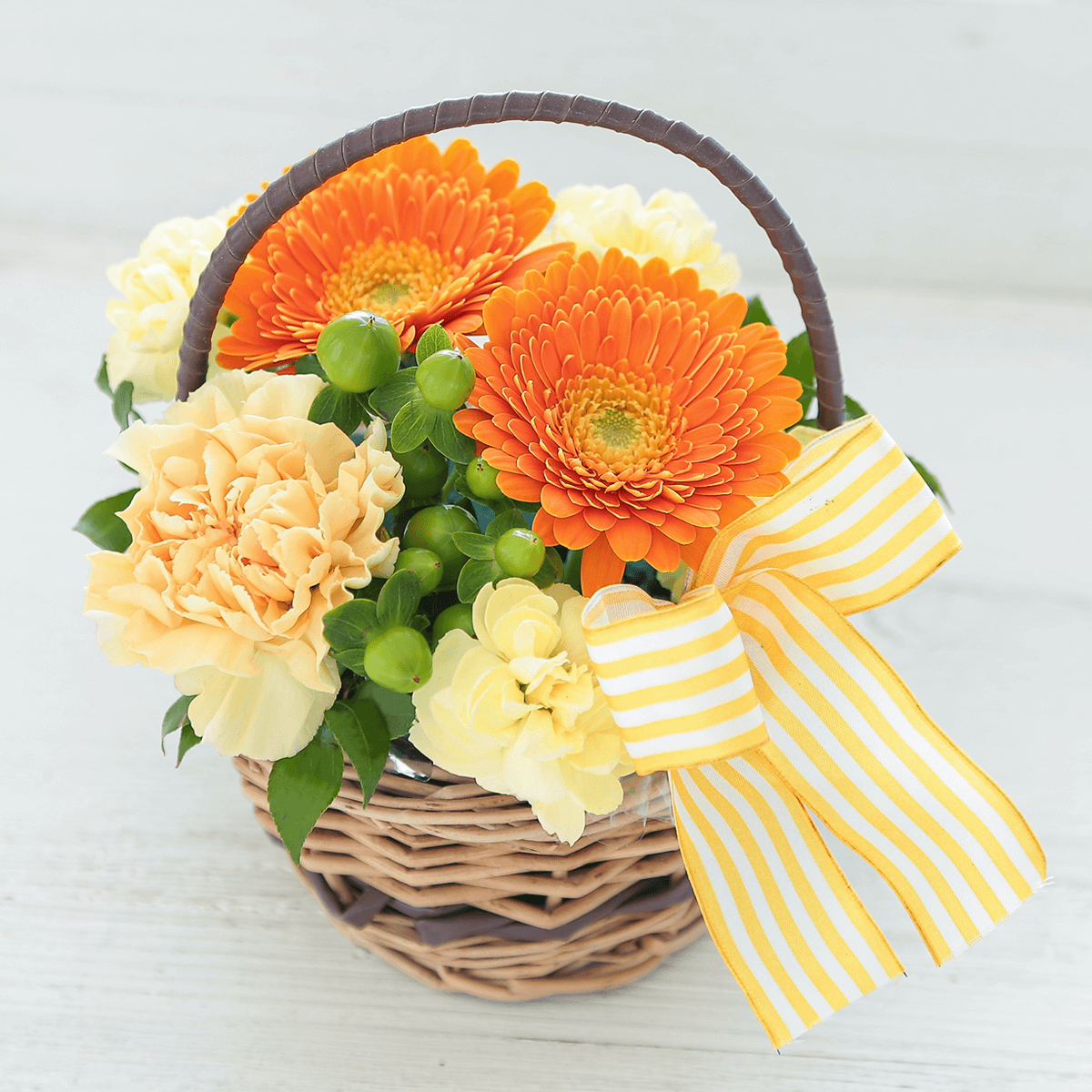 オレンジ色の花のフラワーアレンジメント