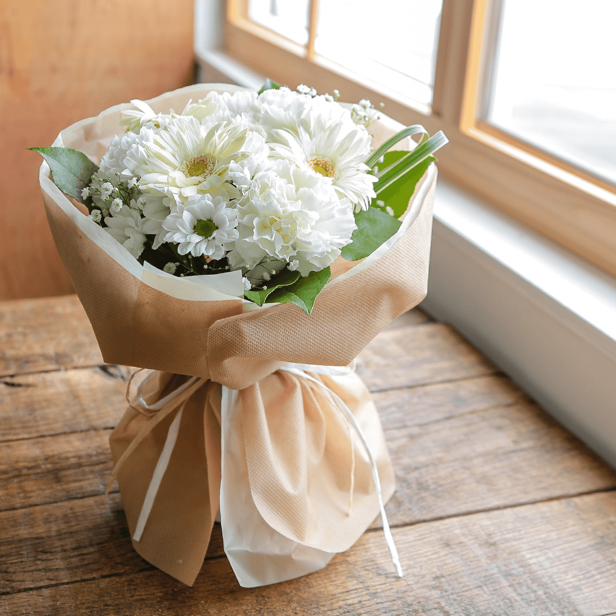 【お供え花・仏花】花瓶要らずでそのまま飾れる花束｜スタンドブーケ「セレモニーホワイト」。ペットのお供えのお花にもオススメ。花屋の通販｜大阪の花屋05