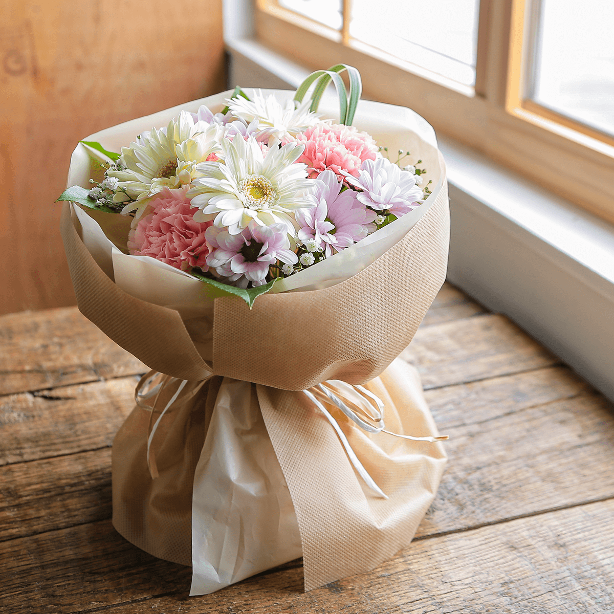 【お供え花・仏花】花瓶要らずでそのまま飾れる花束｜スタンドブーケ「セレモニーミックス」。ペットのお供えのお花にもオススメ。花屋の通販｜大阪の花屋05