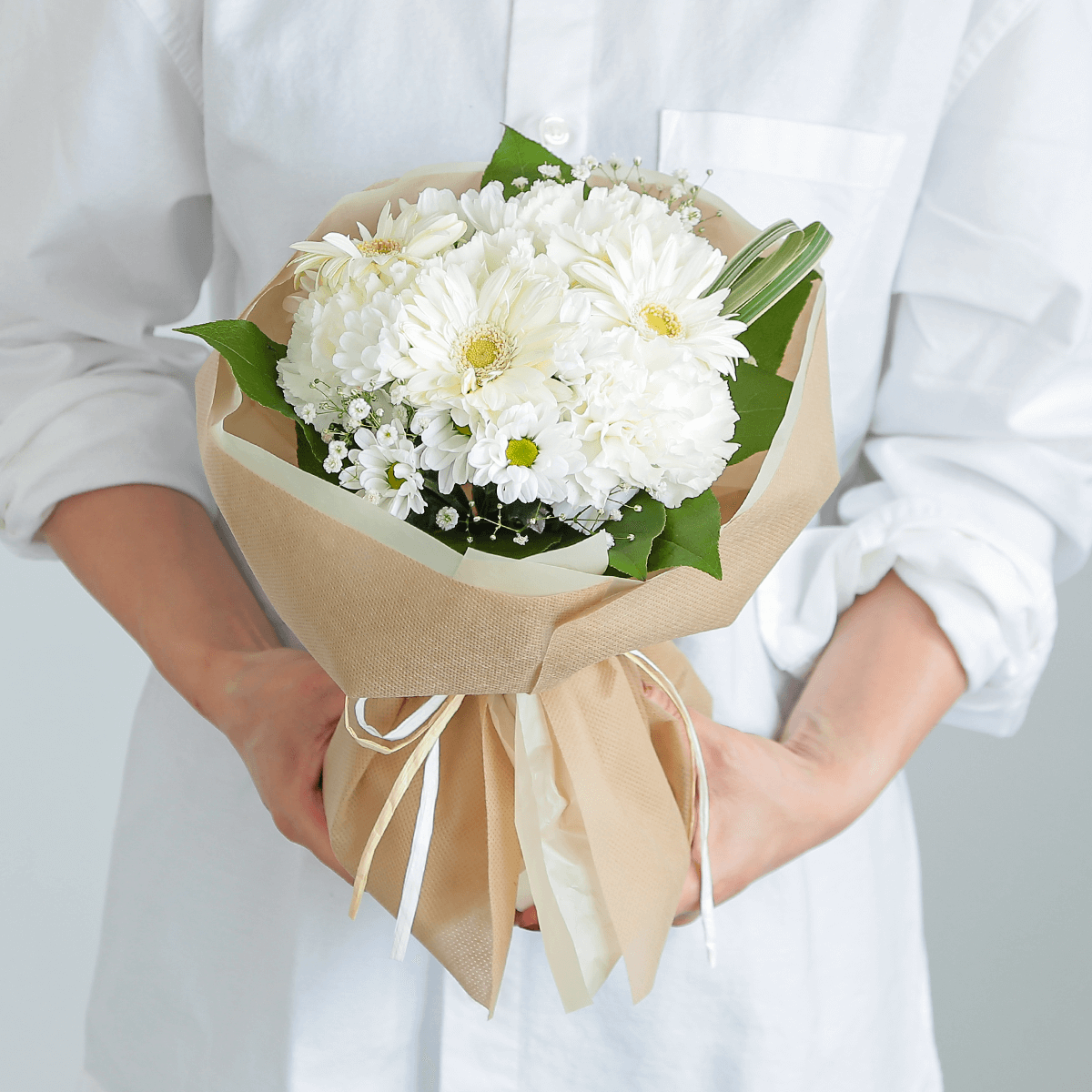 【お供え花・仏花】花瓶要らずでそのまま飾れる花束｜スタンドブーケ「セレモニーホワイト」。ペットのお供えのお花にもオススメ。花屋の通販｜大阪の花屋06