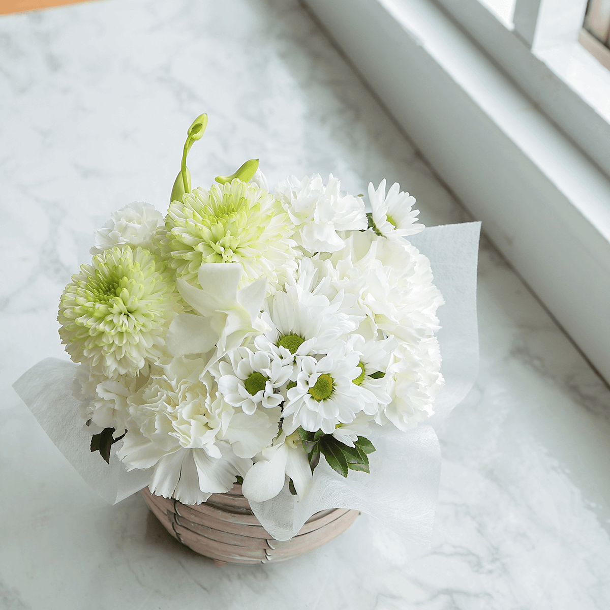 【お供え花・仏花】花瓶要らずでそのまま飾れるアレンジメント「メモワール ホワイト」。ペットのお供えのお花にもオススメ。花屋の通販｜大阪の花屋06