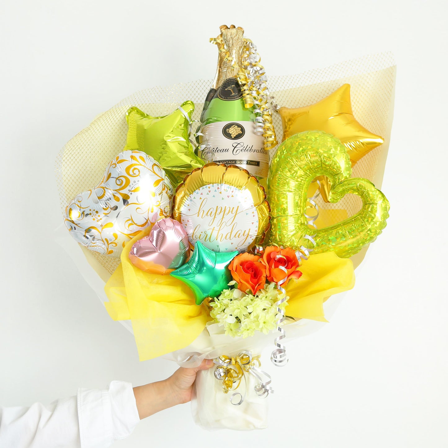 黄色を使った星とハートの豪華な誕生日バルーンギフトを手に持った写真