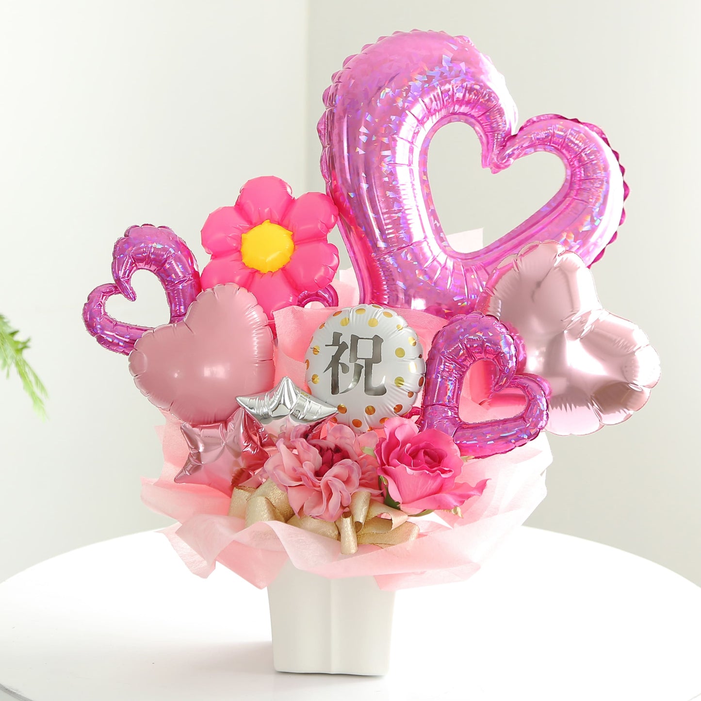 ハートが入ったお祝いのピンク色をした豪華なバルーンギフト