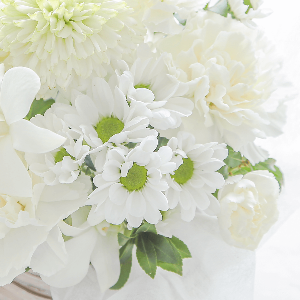 【お供え花・仏花】花瓶要らずでそのまま飾れるアレンジメント「メモワール ホワイト」。ペットのお供えのお花にもオススメ。花屋の通販|大阪の花屋04