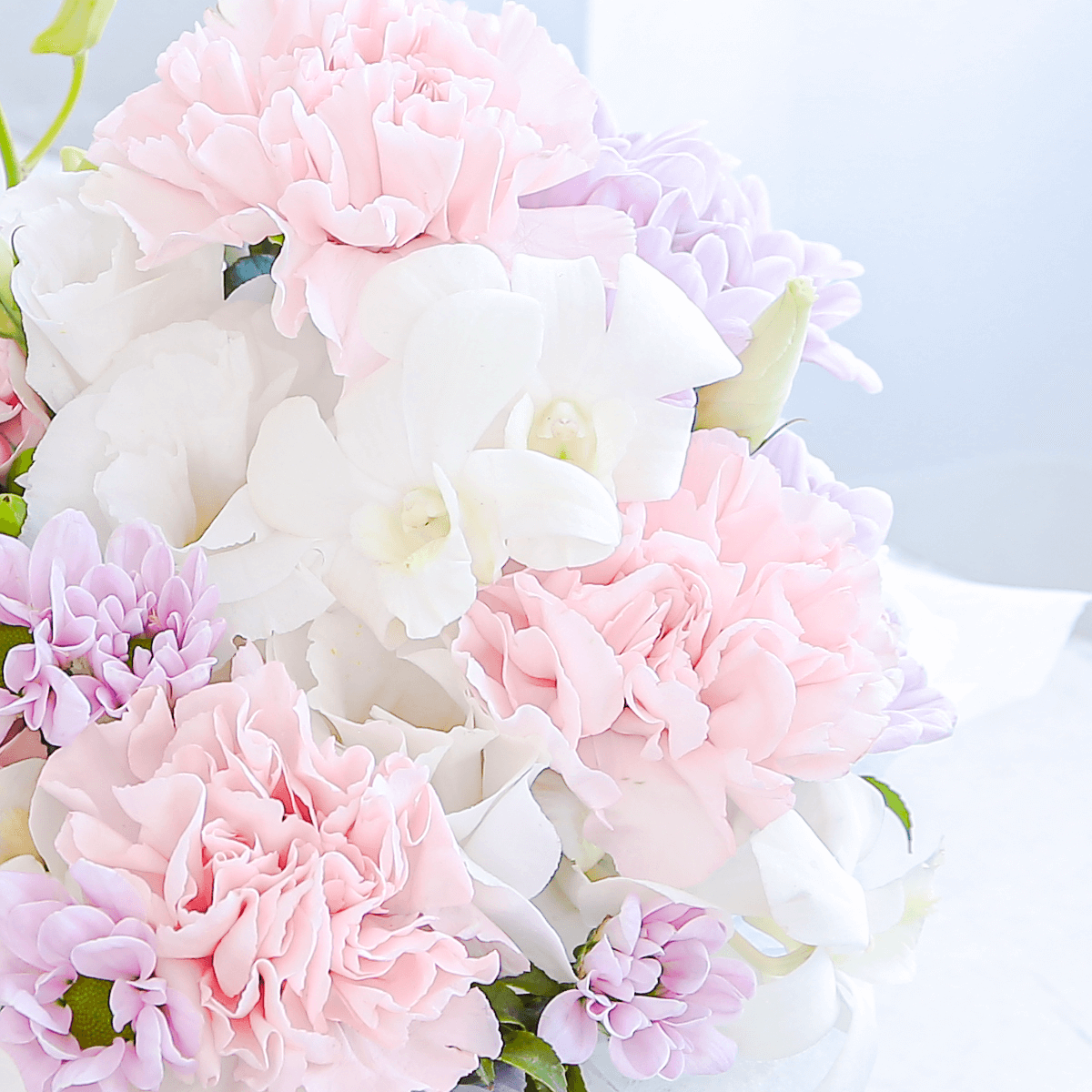 【お供え花・仏花】花瓶要らずでそのまま飾れるアレンジメント「スフレ ホワイトピンク」。ペットのお供えのお花にもオススメ。花屋の通販|大阪の花屋04
