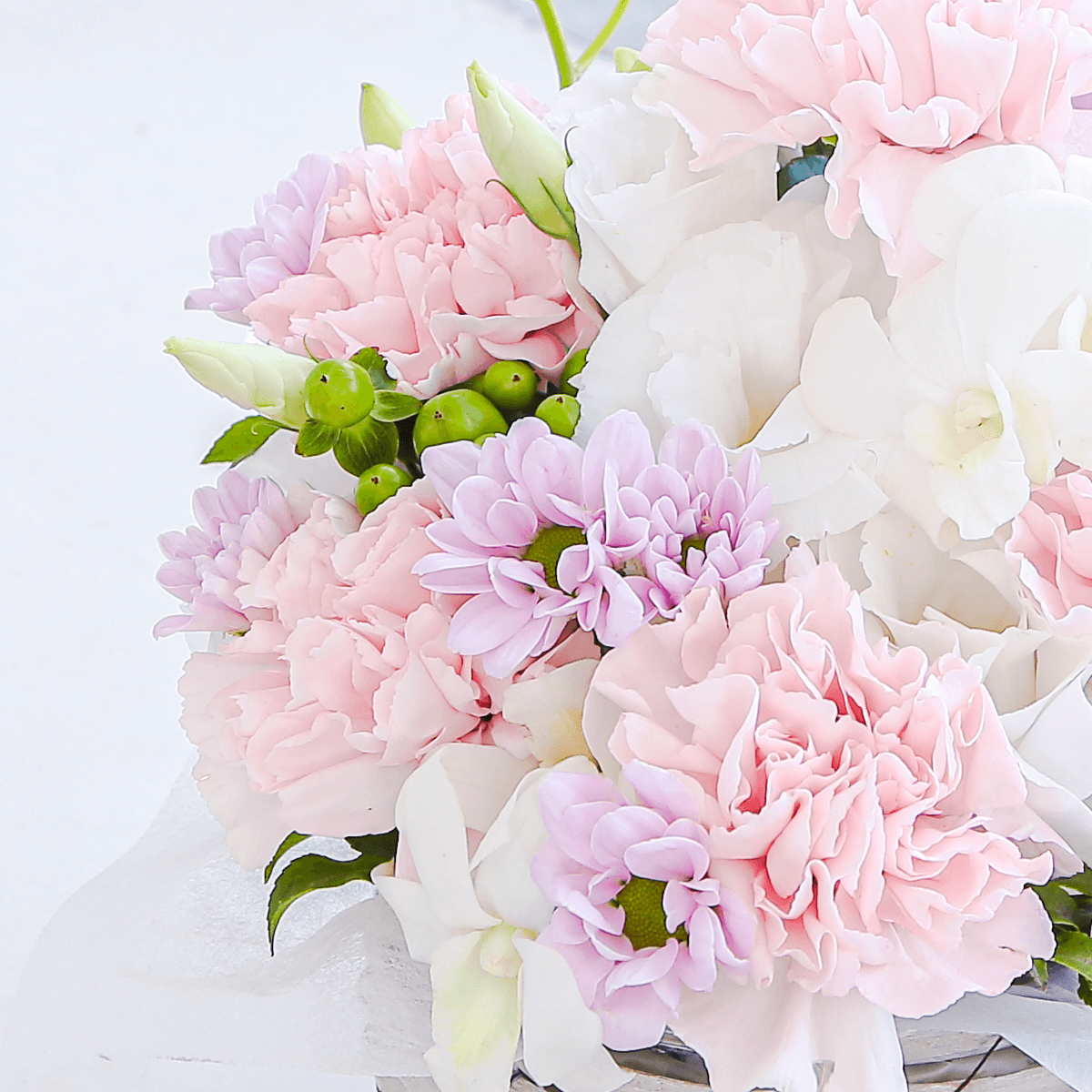 【お供え花・仏花】花瓶要らずでそのまま飾れるアレンジメント「スフレ ホワイトピンク」。ペットのお供えのお花にもオススメ。花屋の通販|大阪の花屋03