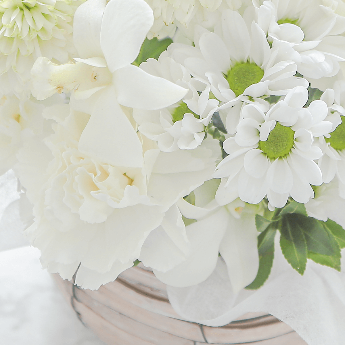 【お供え花・仏花】花瓶の要らないアレンジメント「メモワール ホワイト」（お線香セット）ペットのお供えのお花にもオススメ。花屋の通販｜大阪の花屋06