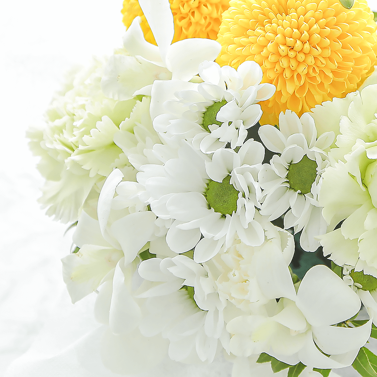 【お供え花・仏花】花瓶要らずでそのまま飾れるアレンジメント「メモワール ホワイトグリーン」。ペットのお供えのお花にもオススメ。花屋の通販|大阪の花屋04