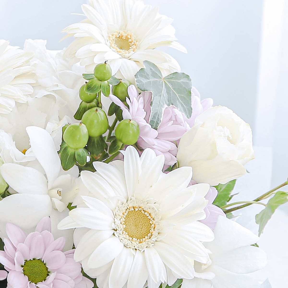 【お供え花・仏花】花瓶要らずでそのまま飾れるアレンジメント「ココン ホワイトピンク」。ペットのお供えのお花にもオススメ。花屋の通販|大阪の花屋04