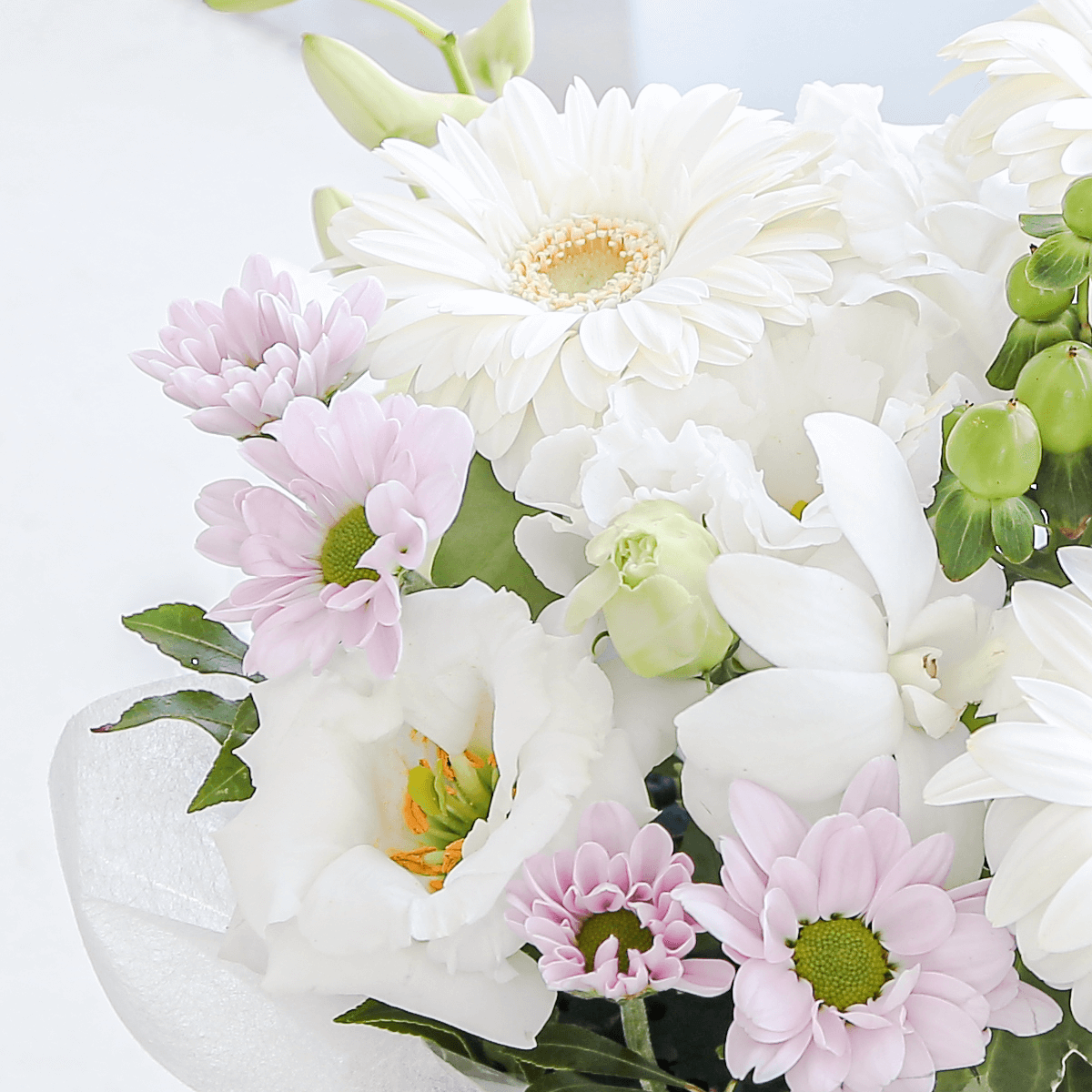 【お供え花・仏花】花瓶要らずでそのまま飾れるアレンジメント「ココン ホワイトピンク」。ペットのお供えのお花にもオススメ。花屋の通販|大阪の花屋03