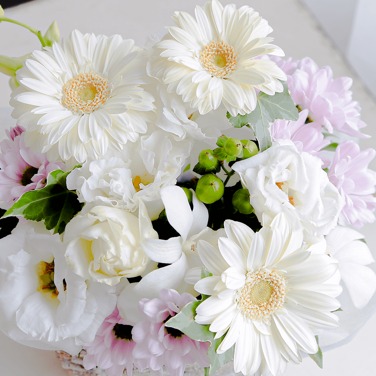 【お供え花・仏花】花瓶要らずでそのまま飾れるアレンジメント「ココン ホワイトピンク」。ペットのお供えのお花にもオススメ。花屋の通販|大阪の花屋02