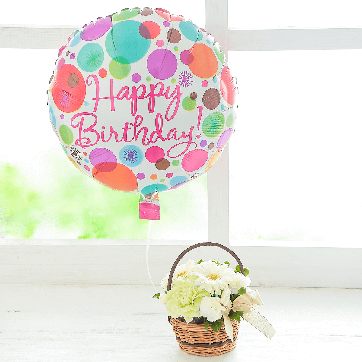 誕生日用バルーンと白い花のセット