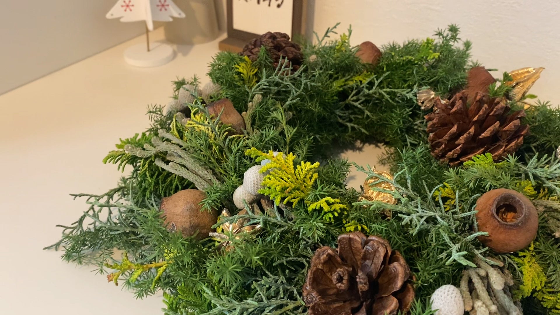 生の枝でつくるクリスマスリース – hanna