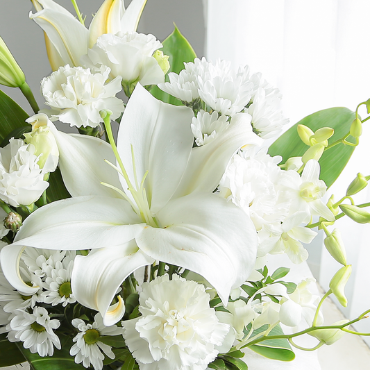 【お供え花・仏花】花瓶要らずでそのまま飾れるアレンジメント「レェーヴ ホワイト」。ペットのお供えのお花にもオススメ。花屋の通販|大阪の花屋02