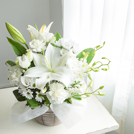 【お供え花・仏花】花瓶要らずでそのまま飾れるアレンジメント「レェーヴ ホワイト」。ペットのお供えのお花にもオススメ。花屋の通販|大阪の花屋01