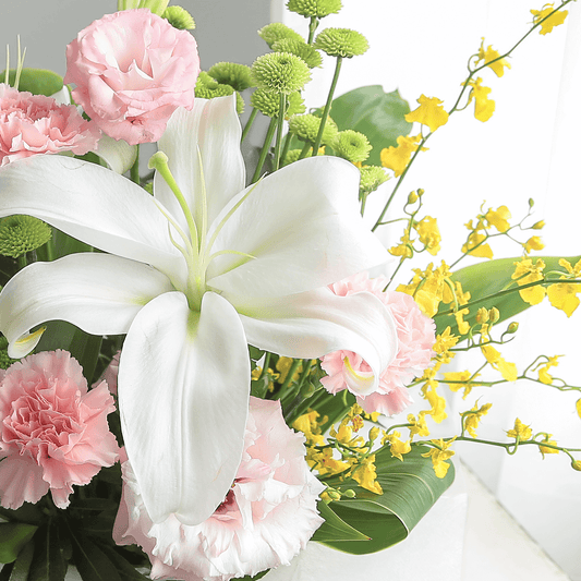 【お供え花・仏花】花瓶要らずでそのまま飾れるアレンジメント「レェーヴ ホワイトピンク」。ペットのお供えのお花にもオススメ。花屋の通販|大阪の花屋02