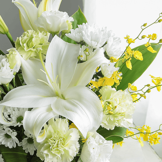 【お供え花・仏花】花瓶要らずでそのまま飾れるアレンジメント「レェーヴ ホワイトグリーン」。ペットのお供えのお花にもオススメ。花屋の通販|大阪の花屋02