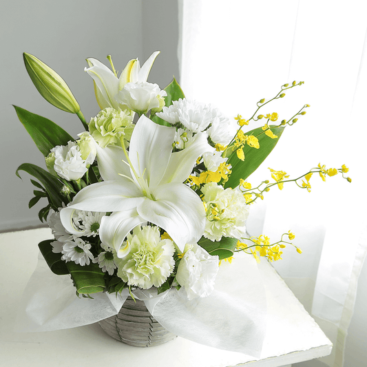 【お供え花・仏花】花瓶要らずでそのまま飾れるアレンジメント「レェーヴ ホワイトグリーン」。ペットのお供えのお花にもオススメ。花屋の通販|大阪の花屋01