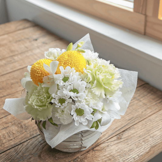 【お供え花・仏花】花瓶要らずでそのまま飾れるアレンジメント「メモワール ホワイトグリーン」。ペットのお供えのお花にもオススメ。花屋の通販|大阪の花屋01