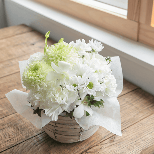【お供え花・仏花】花瓶要らずでそのまま飾れるアレンジメント「メモワール ホワイト」。ペットのお供えのお花にもオススメ。花屋の通販|大阪の花屋01