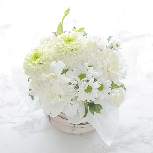 【お供え花・仏花】花瓶要らずでそのまま飾れるアレンジメント「メモワール ホワイト」。ペットのお供えのお花にもオススメ。花屋の通販|大阪の花屋02