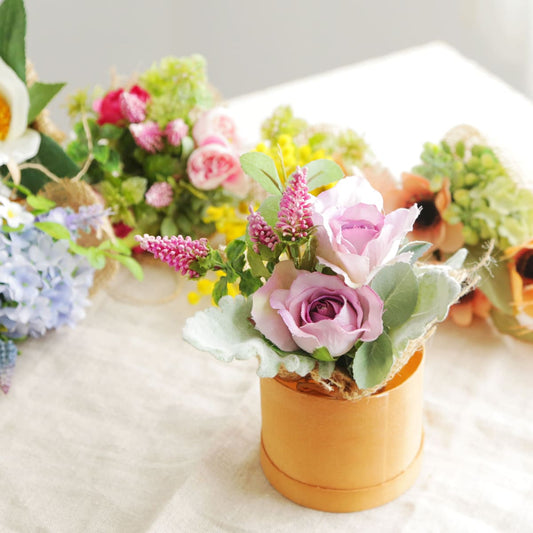 시들지 않고 장식할 수 있는 아티피셜 플라워