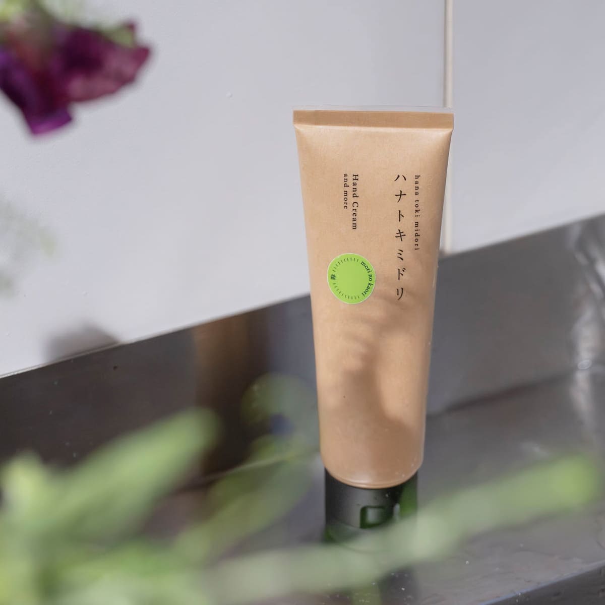 Mother's Day Gift: Pink "Smile!" Flower Arrangement | Black Bean Tea and Bean Snack Set (Shipping available to Hokkaido and Tohoku)