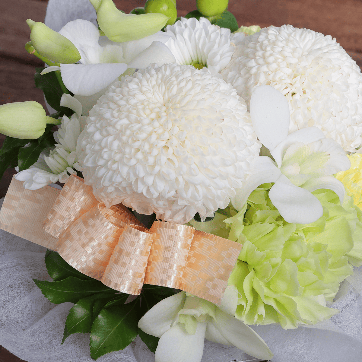 【お供え花・仏花】WEB限定｜アレンジメント「メモワール」（お線香セット）(白のピンポンマム）