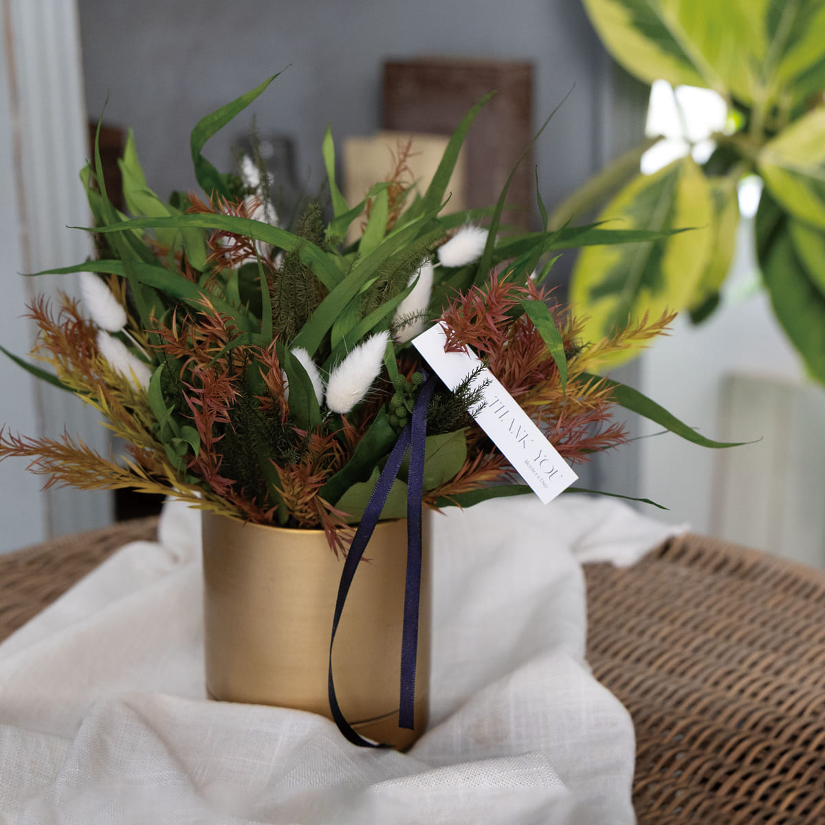 【母の日のプレゼント】No.13 イタリアンルスカス／ユーカリなど プリザーブドのアレンジメント《全国配送対応》