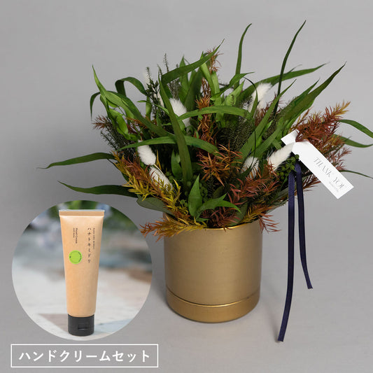 【母の日のプレゼント】No.13 イタリアンルスカス／ユーカリなど プリザーブドのアレンジメント｜ハンドクリームセット《全国配送対応》