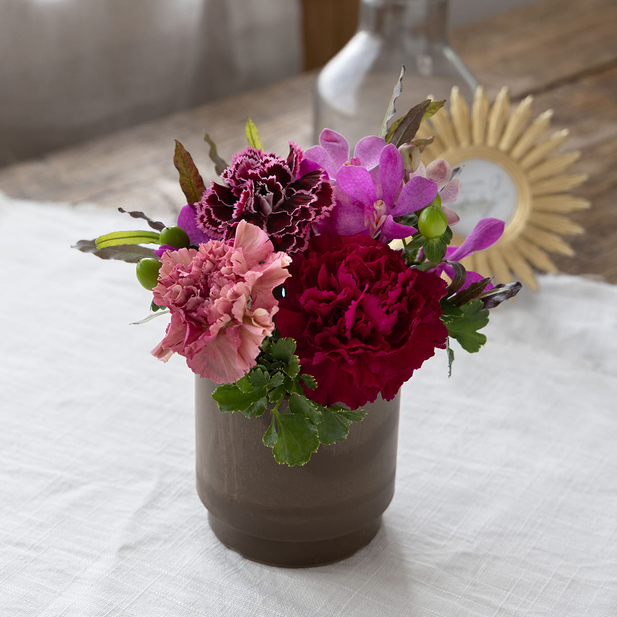 Mother's Day Gift: Pink "Smile!" Flower Arrangement | Black Bean Tea and Bean Snack Set (Shipping available to Hokkaido and Tohoku)