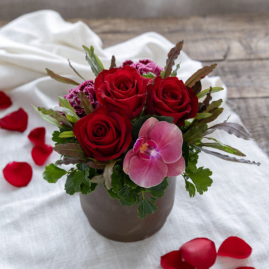 Mother's Day Gift: Fresh Flower Arrangement "Joy!" (Delivery available to Hokkaido and Tohoku)