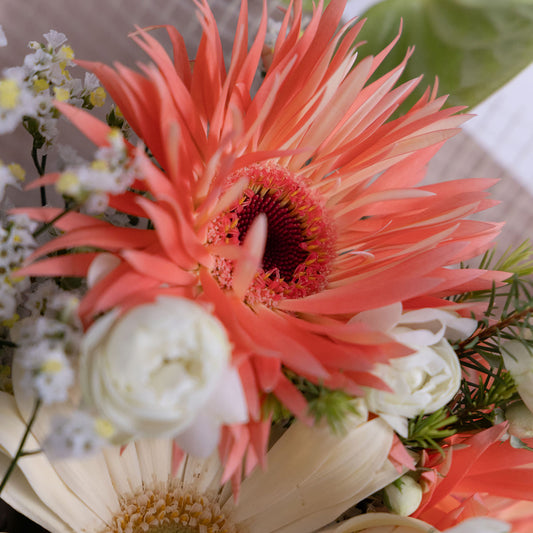 [Mother's Day Gift] Fresh Flower Arrangement "Kirari" Red Hand Cream Set