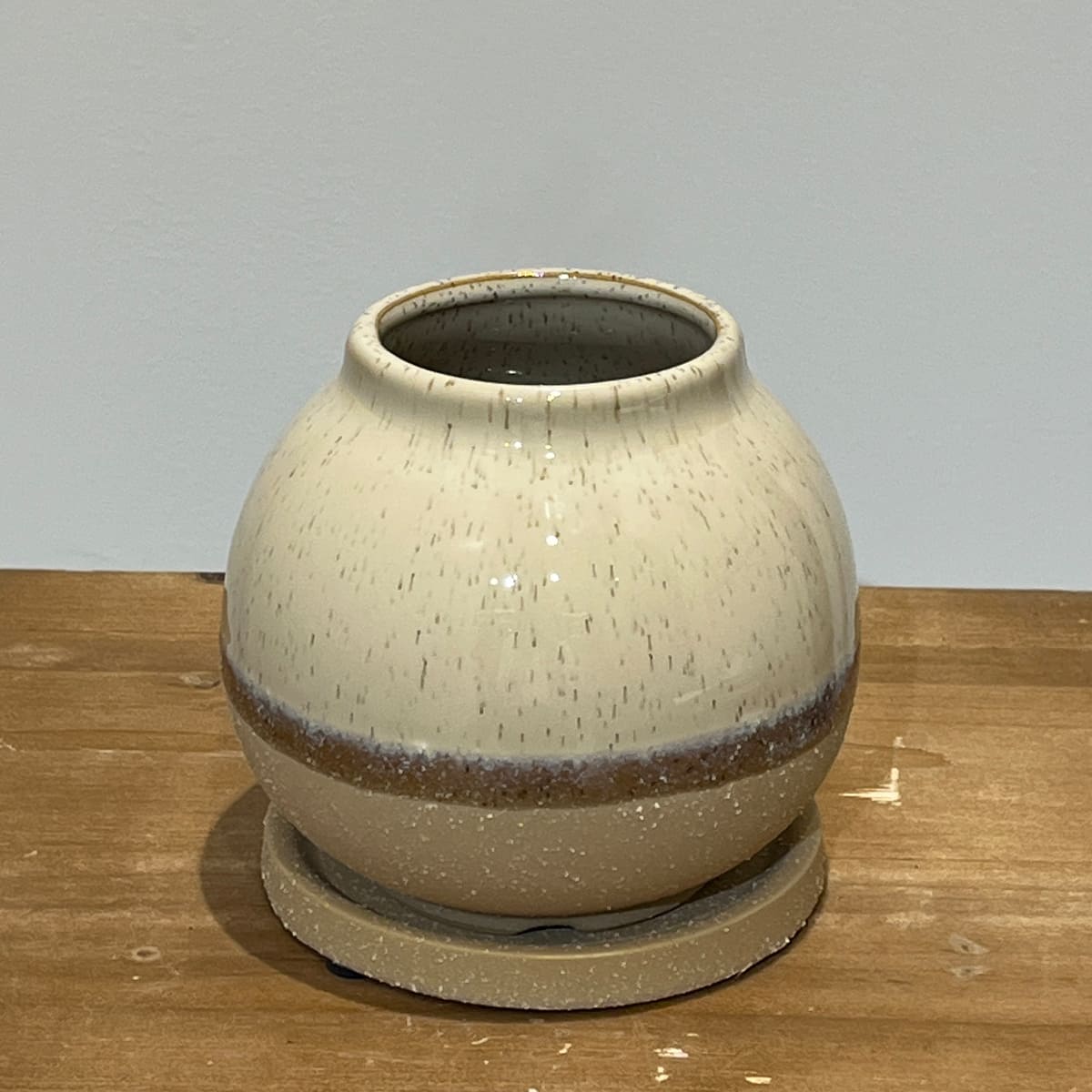 【植木鉢】クリーム色の壺型の陶器製鉢（受け皿付き）
