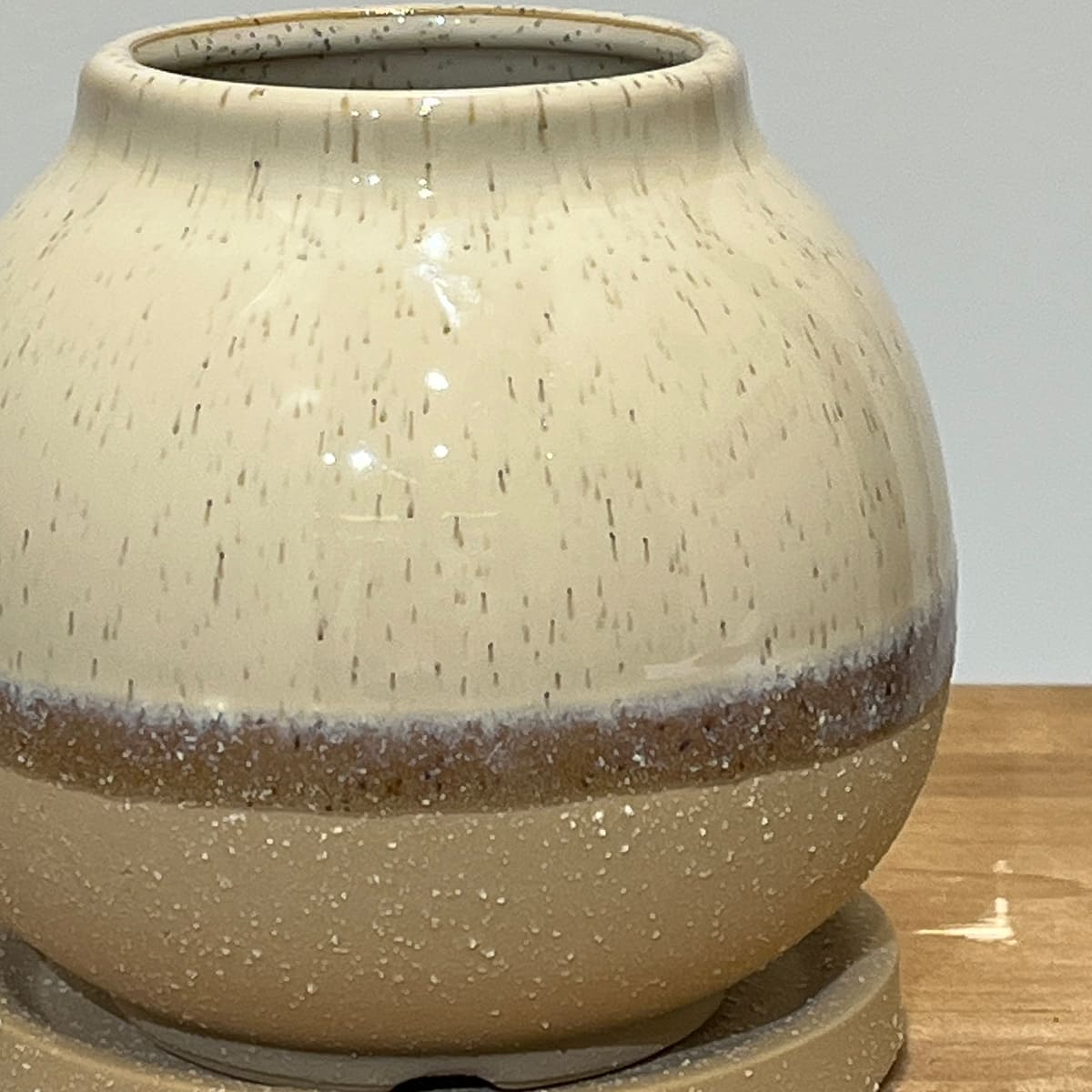 【植木鉢】クリーム色の壺型の陶器製鉢（受け皿付き）