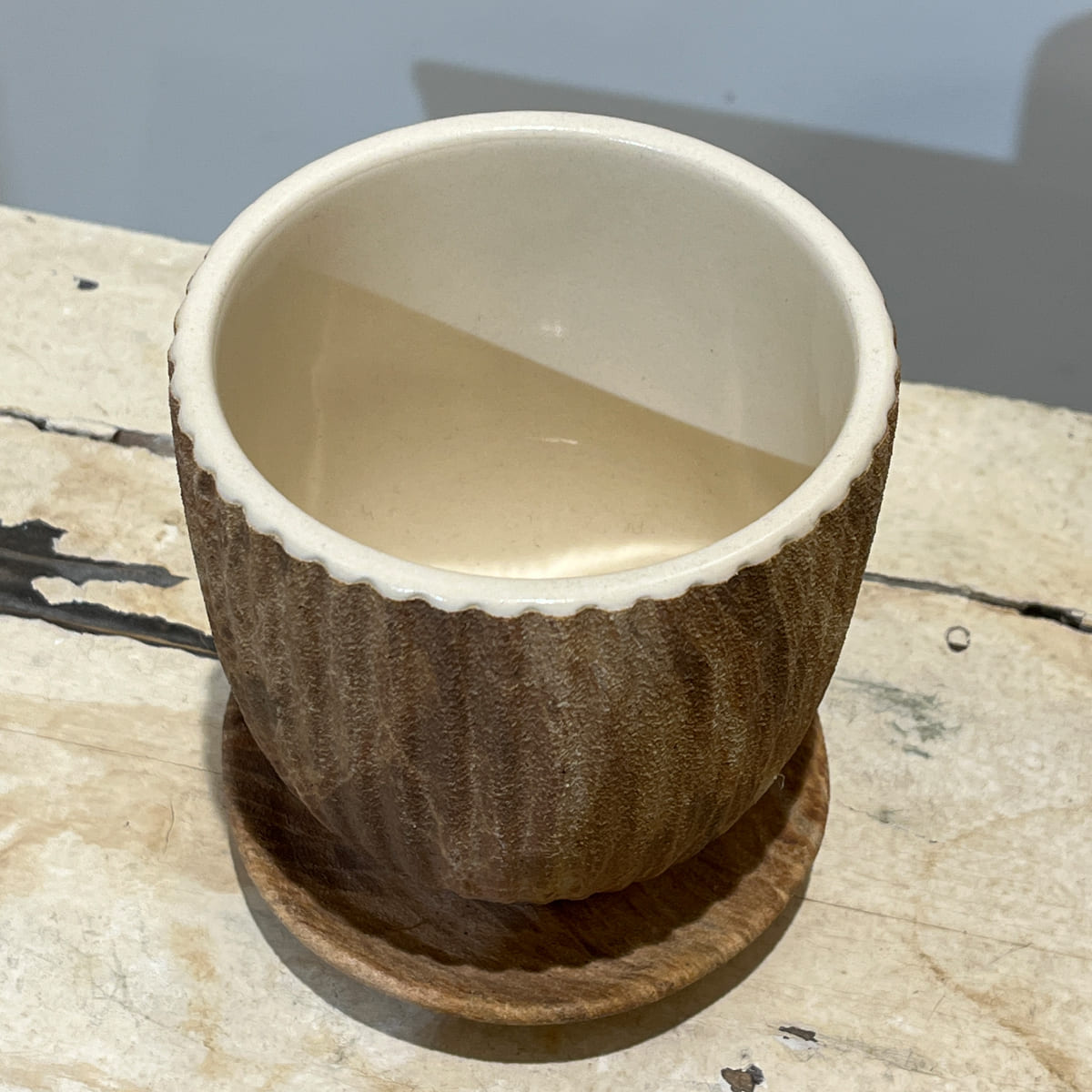 【植木鉢】マットな質感の木目調・陶器鉢（受け皿付き）