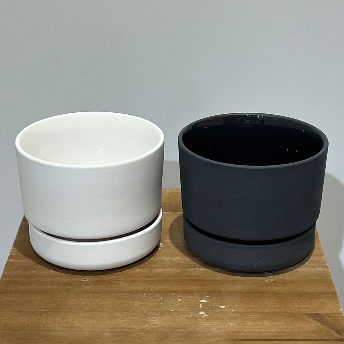 【植木鉢】マットな質感の陶器製鉢 ２色（ホワイト／ブラック）（受け皿付き）