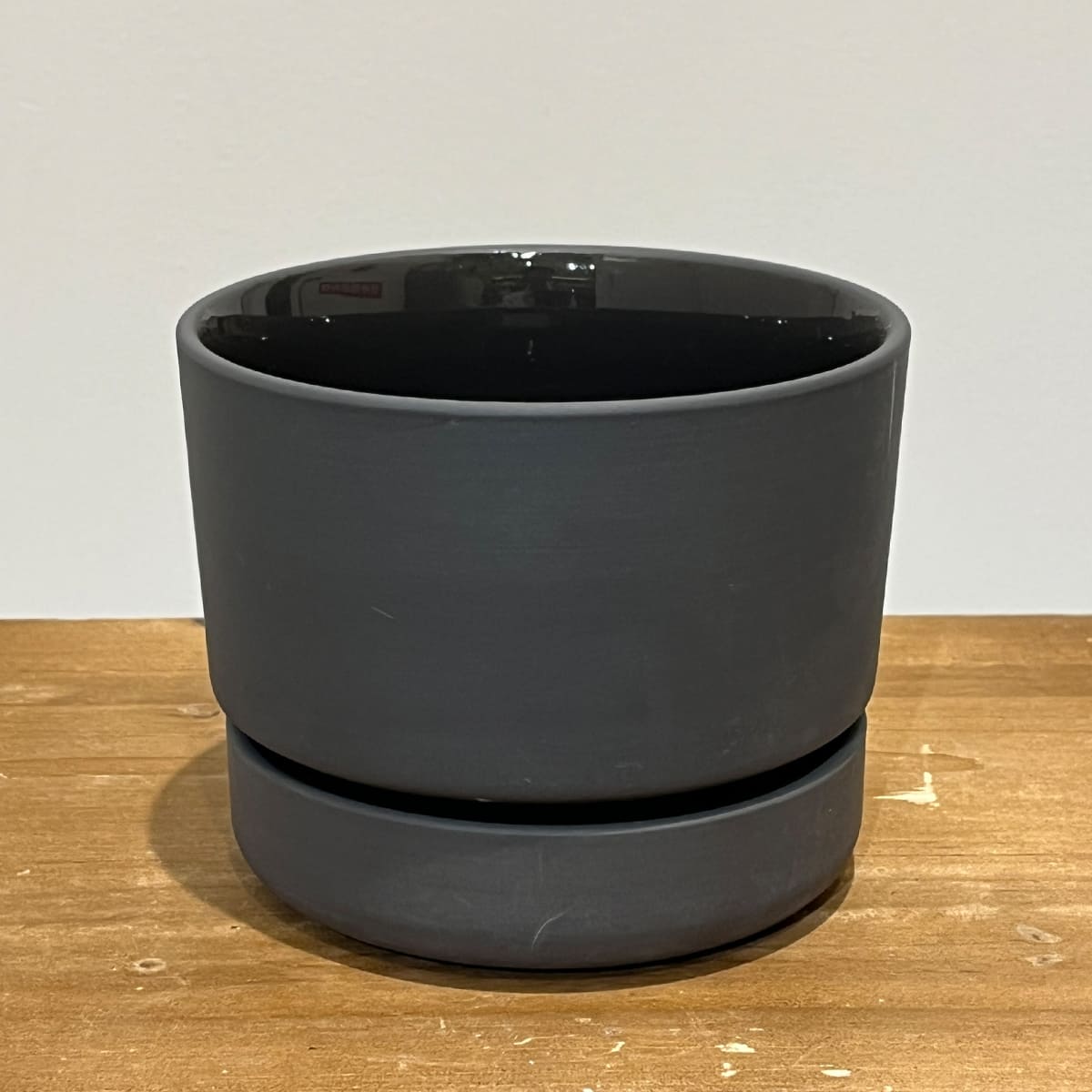 【植木鉢】マットな質感の陶器製鉢 ２色（ホワイト／ブラック）（受け皿付き）
