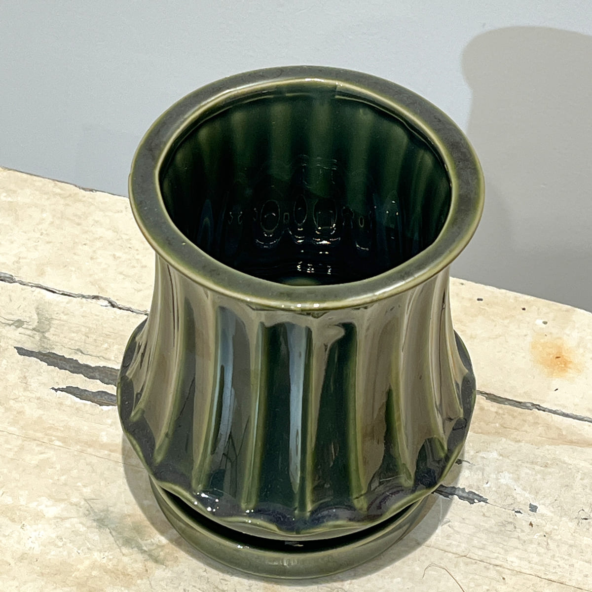 【植木鉢】艶やかな深緑の釉薬が美しい陶器鉢（受け皿付き）