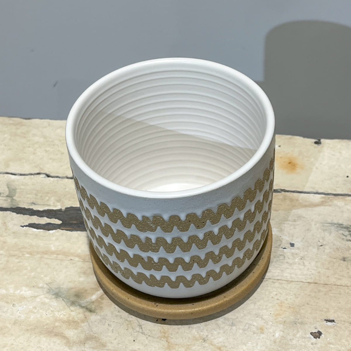 【植木鉢】波形の帯模様をあしらったマット仕上げの陶器鉢 全２色（ホワイト／ネイビー）（受け皿付き）