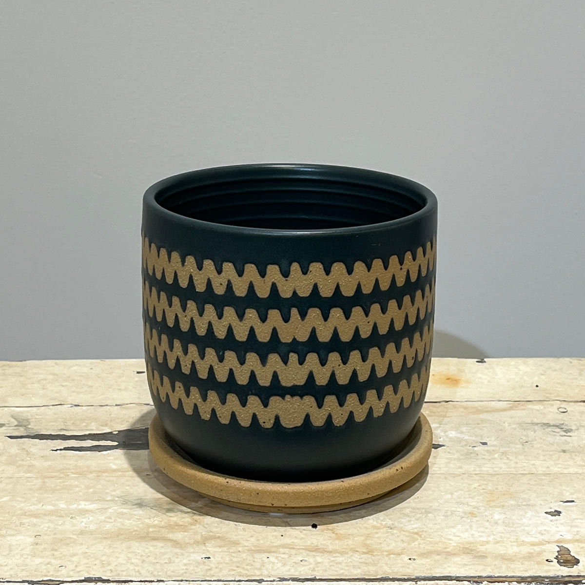 【植木鉢】波形の帯模様をあしらったマット仕上げの陶器鉢 全２色（ホワイト／ネイビー）（受け皿付き）