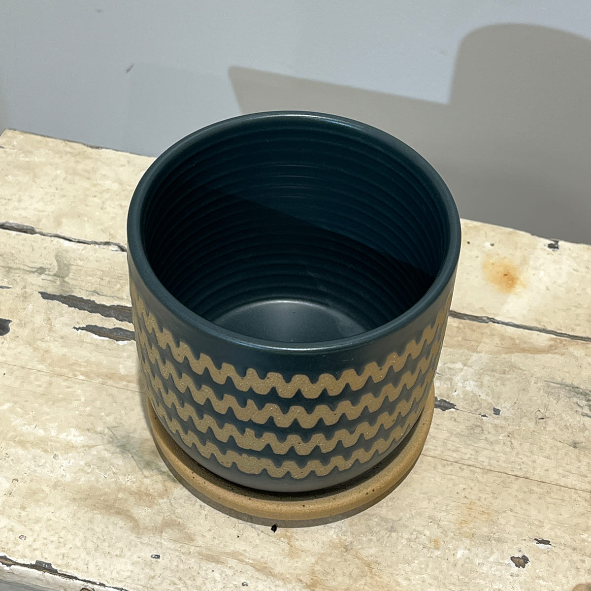 【植木鉢】波形の帯模様をあしらったマット仕上げの陶器鉢 全２色（ホワイト／ネイビー）（受け皿付き）