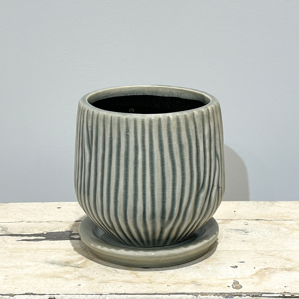 【植木鉢】波打つような縦の彫り模様を施した丸みのある陶器鉢 全２色（ブルーグレー／ホワイト）（受け皿付き）
