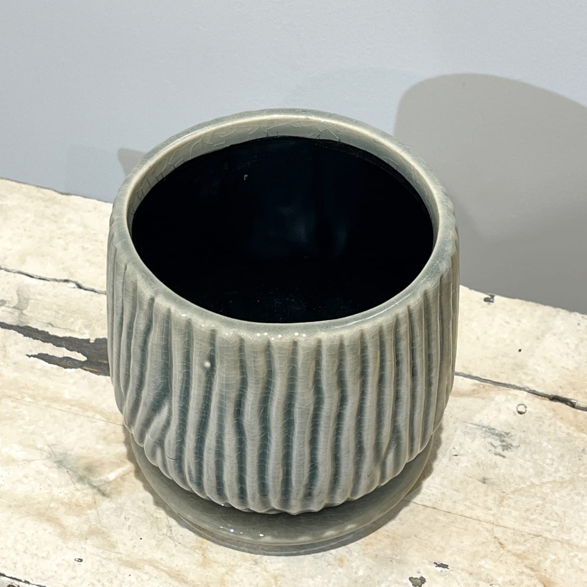 【植木鉢】波打つような縦の彫り模様を施した丸みのある陶器鉢 全２色（ブルーグレー／ホワイト）（受け皿付き）