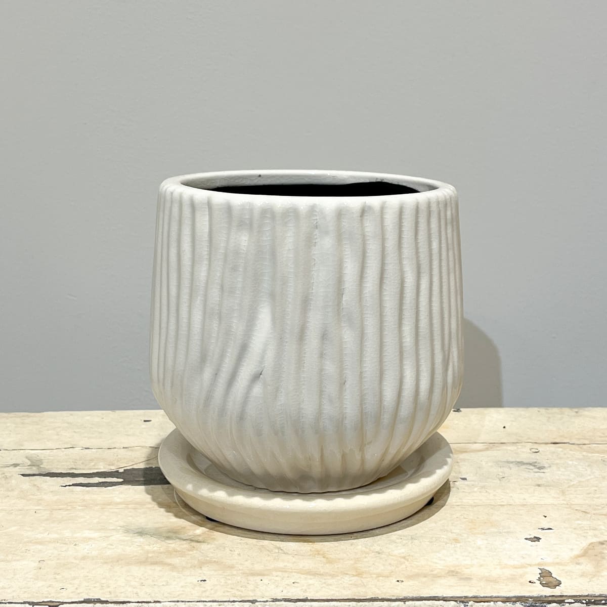 【植木鉢】波打つような縦の彫り模様を施した丸みのある陶器鉢 全２色（ブルーグレー／ホワイト）（受け皿付き）