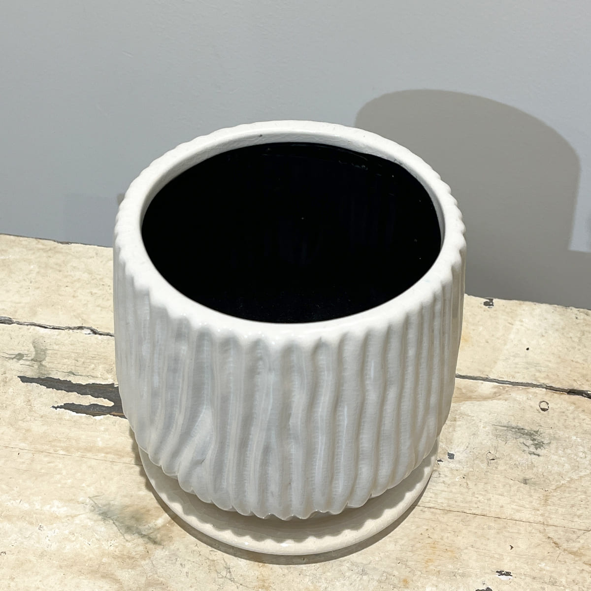 【植木鉢】波打つような縦の彫り模様を施した丸みのある陶器鉢 全２色（ブルーグレー／ホワイト）（受け皿付き）