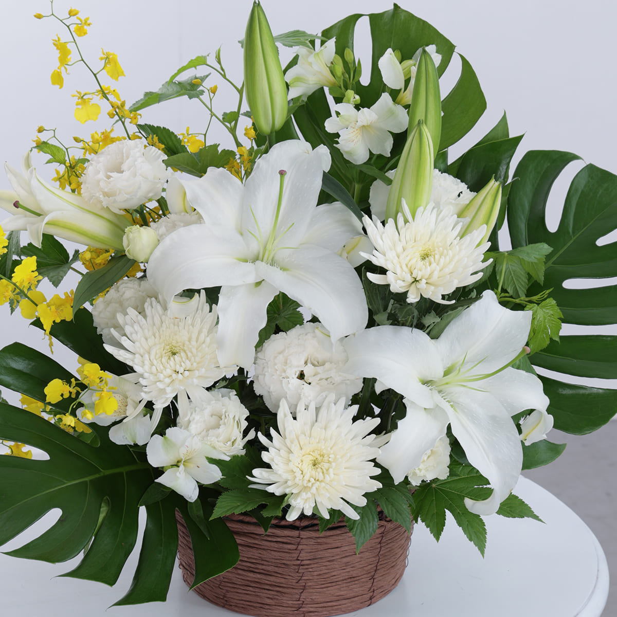 白いユリ、洋菊、オンシジュウムのお供え用アレンジメント